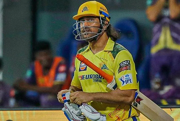 Hussey hopes Dhoni continues playing for CSK 'another couple of years'